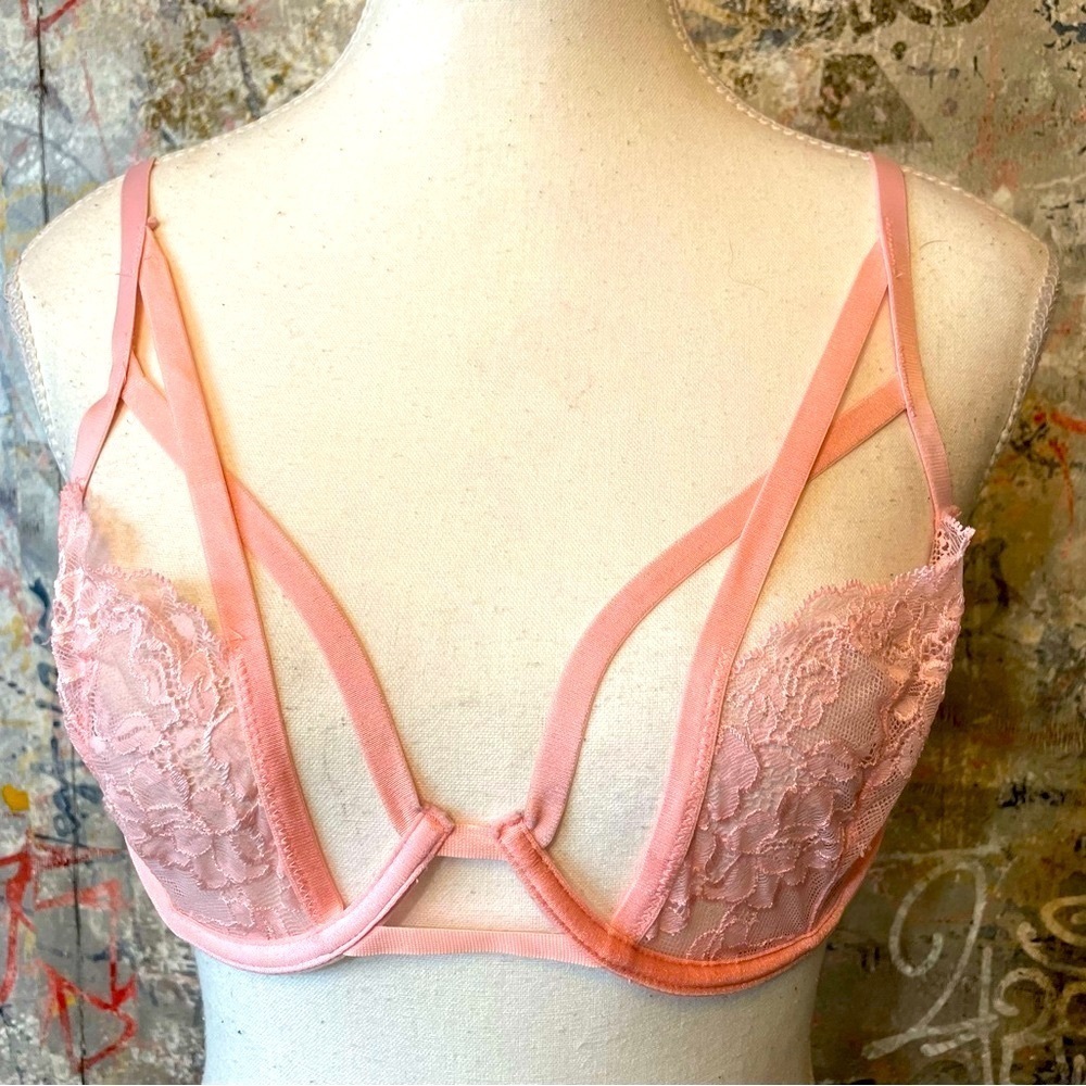 LA SENZA Sexy Pink Peekaboo Strappy Lace Lingerie Bra. Size M